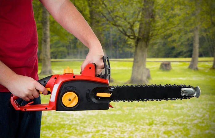 How to Use a Chainsaw – Safety and Guideline